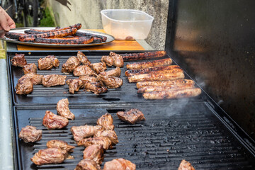 Saucisses grillant sur une plancha