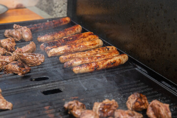 Saucisses grillant sur une plancha