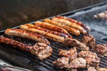 Saucisses grillant sur une plancha