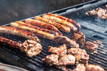 Saucisses grillant sur une plancha