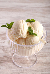 Vanilla ice cream scoops