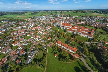 Ausblick auf Ottobeuren im Allgäu und die Benediktiner-Abtei mit der markanten Basilika
