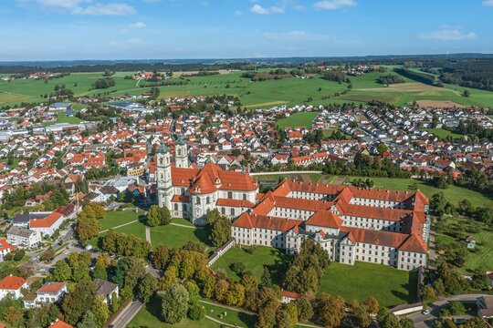 Die Klosteranlage von Ottobeuren im Unterallgäu im Luftbild
