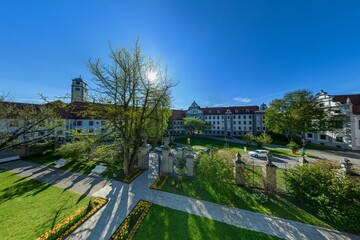 Obraz premium Der Hofgarten im Augsburger Domviertel, öffentliche Oase der Ruhe nahe der Fürstbischöflichen Reisdenz