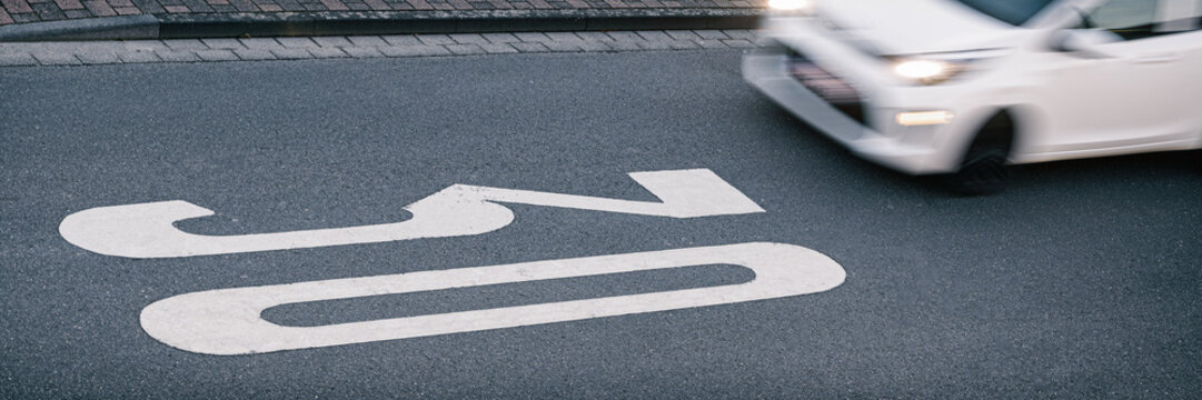 Auto f&auml;hrt schnell durch Tempo 30 Zone auf Stra&szlig;e 