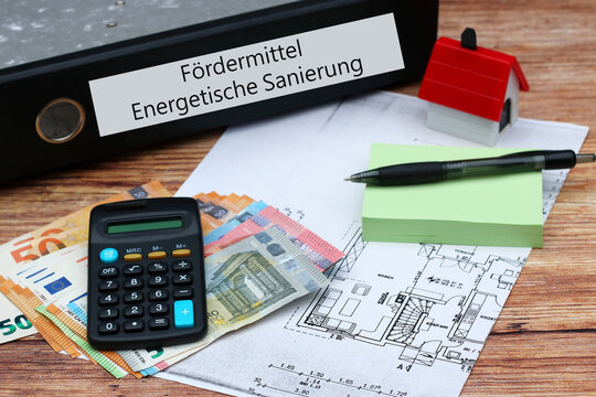 Euro Geldscheine, Taschenrechner, Bauplan und Aktenordner mit dem Text F&ouml;rdermittel energetische Sarnierung 