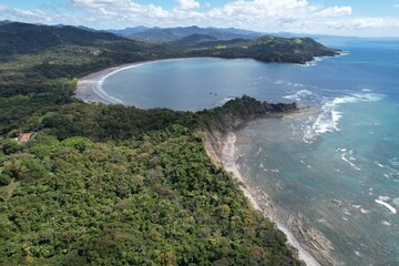 Drohnen Aufnahme Costa Rica. Ein Strand an den man Surfen, Kitesurfen und im Urlaub relaxen kann.