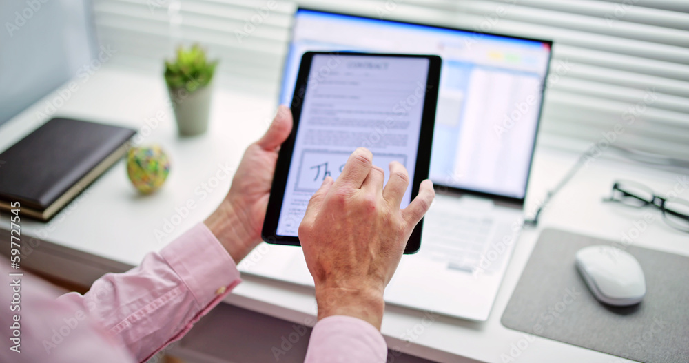 Poster digital signature on contract document online