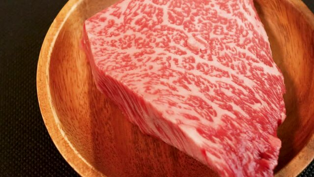 回っている日本の高級牛肉