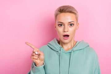 Obraz premium Photo of young girl with short blonde hair open mouth speechless indicate finger empty space new restaurant prices isolated on pink color background