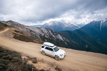 Obraz na płótnie Canvas Driving car on high altitude mountain trail, China