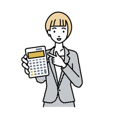 立って電卓を指差してこちらに向けて見せているスーツの女性