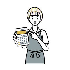立って電卓を指差してこちらに向けて見せているエプロンをした店員の女性