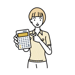 立って電卓を指差してこちらに向けて見せているポロシャツの女性