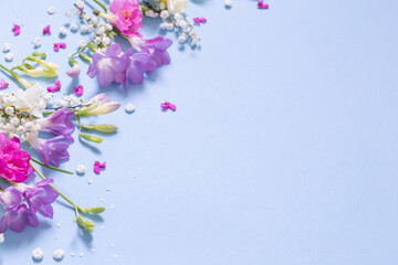 Obraz na płótnie Canvas spring beautiful flowers on blue background