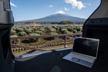 車中でのリモートワーク（ワーケーション）イメージ　富士山の麓で　remote working in the car at the foot of mount Fuji 