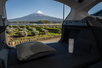 車中で過ごす寛ぎの時間　富士山をのぞむ湖畔で　relaxing time in the car at the foot of mount Fuji in spring
