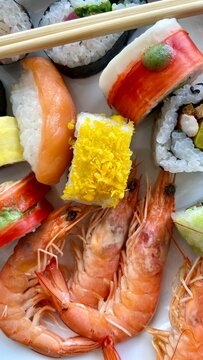 Grande conjunto de sushi nigiri e maki variados em ard&oacute;sia. Uma variedade de sushi japon&ecirc;s com atum, caranguejo, salm&atilde;o, enguia e p&atilde;ezinhos. Vista superior
