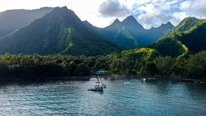 Photo de Tahiti en Polynésie Française. Vue d'un drone avec l'océan et les montagnes.