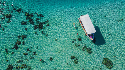 Photo de Tahiti en Polynésie Française. Vue d'un drone avec l'océan et les montagnes. Bateau de tourisme faisant visiter le littoral.