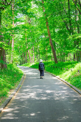 森林公園を散歩する女性
