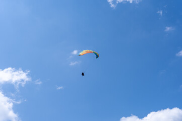 青空を舞うパラグライダー