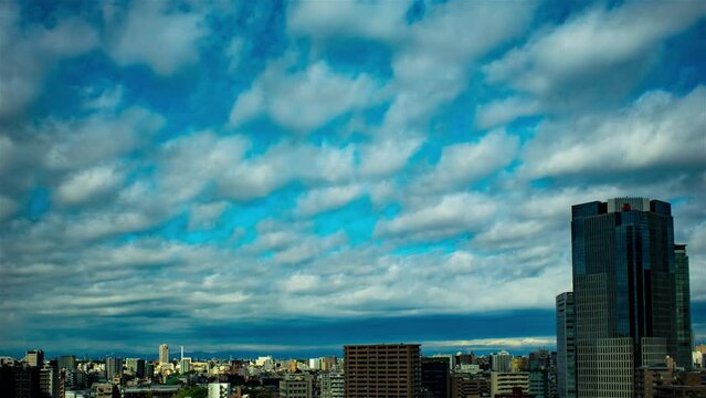 空と雲と街とビルの映像、昼間