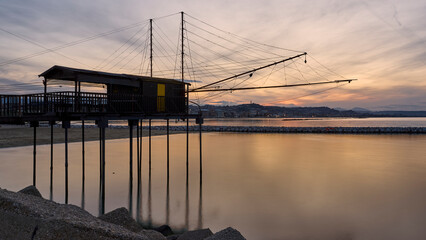 Obraz premium Passeggiata crepuscolare al Porto Canale di Pescara / Abruzzo