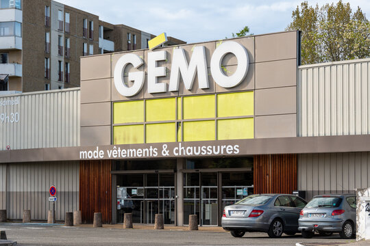 Anglet, France - 26 avril 2023: Vue extérieure d'un magasin Gémo, entreprise française de chaussures et de vêtements à bas prix créée par le groupe Eram en 1991