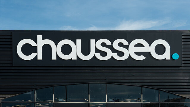 Anglet, France - 26 avril 2023: Enseigne d'un magasin Chaussea, chaîne française de magasins spécialisés dans la vente de chaussures pour hommes, femmes et enfant à des prix très compétitifs