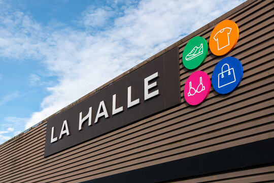 Anglet, France - 26 avril 2023: Enseigne et logo d'un magasin La Halle, entreprise française spécialisée dans la vente au détail de vêtements, de chaussures et d'accessoires pour toute la famille