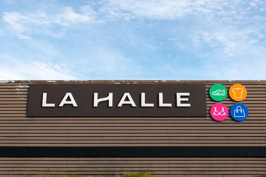 Anglet, France - 26 avril 2023: Enseigne et logo d'un magasin La Halle, entreprise française spécialisée dans la vente au détail de vêtements, de chaussures et d'accessoires pour toute la famille