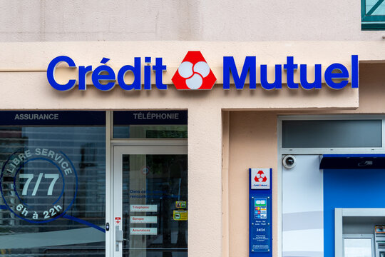 Anglet, France - 26 avril 2023: Vue ext&eacute;rieure d'une agence bancaire du Cr&eacute;dit Mutuel, groupe mutualiste fran&ccedil;ais pr&eacute;sent dans le domaine de la banque et de l'assurance