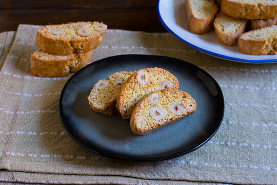 Biscotes duros con avellanas, carquinyolis, t&iacute;picos en Catalu&ntilde;a, Espa&ntilde;a