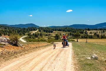 Montanas Vacias mit Fahrrad und Hund - 597811552