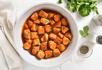 Sweet and spicy chicken bites with sauce