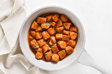 Sweet and spicy chicken bites with sauce