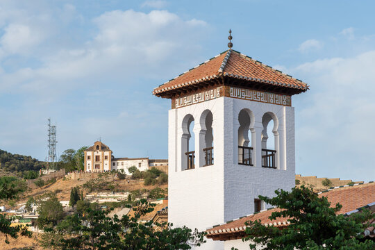 Vista de la torre de la mezquita mayor de Granada en el Albaicín, España