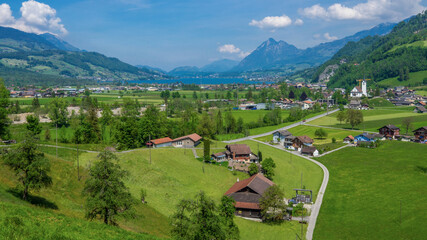 Dorf Giswill mit Blick auf Alpen Schweiz - 597813528