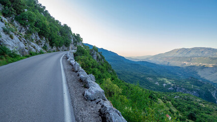 Straße in Montenegro beim Kloster Ostrog - 597813784