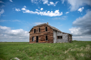 Fototapeta na wymiar Old abandoned homestead on the open prairies.