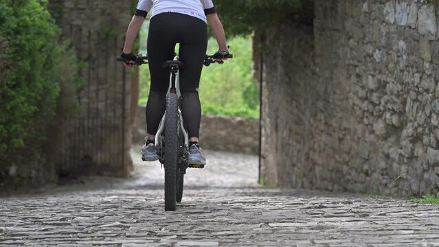 Bella donna giro in bici con MTB 