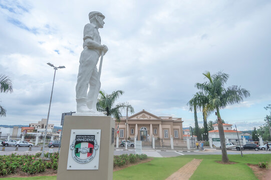 Vinhedo-sp,brazil-April 27,2023 immigrant museum in the background with sculpture representing the immigrant in front,statue symbol of the city of vinhedo sp