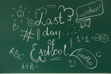 Fototapeta na wymiar Text LAST DAY OF SCHOOL with drawings on blackboard