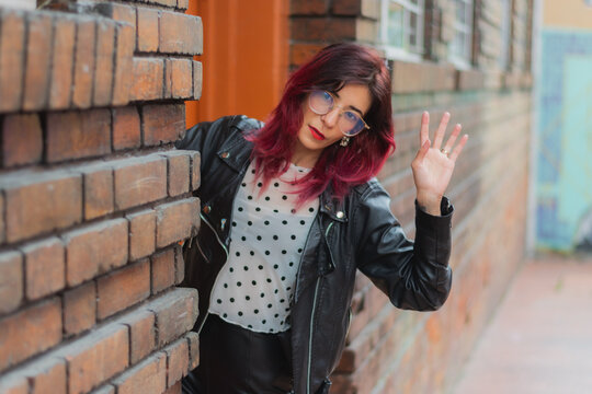 Una mujer saliendo a la puerta a saludar o a despedir a alguien