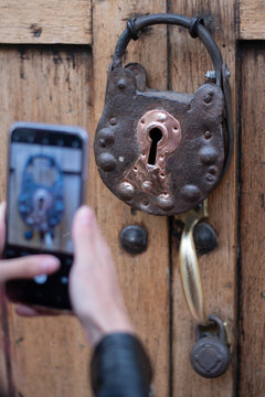 Un candado antiguo cerrado en una puerta de madera