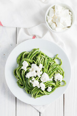Green spaghetti with spinach and ricotta cheese - flatlay