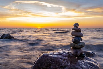 Steinpyramiden und Glaskugel am traumhaften  Ostsee Sand Strand auf Rügen zum spektakulären...