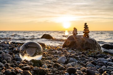 Steinpyramiden und Glaskugel am traumhaften  Ostsee Sand Strand auf Rügen zum spektakulären...