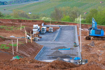 auf einer Baustelle in einem Neubaugebiet entstehen Zufahrtsstraßen